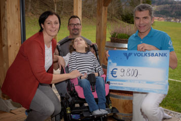 Organisator Andreas Wittlinger (1.v.r.) überreichte die stolze Summe von 9.800 Euro an Magdalena und ihre Eltern Martina und Andreas Resch. 