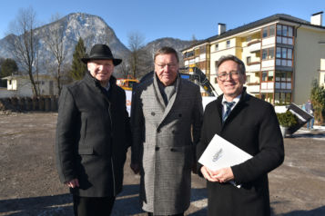 Auf dem Bild v.l.n.r.: Josef Gruber (Geschäftsführer Unterberger Gruppe), KR Fritz Unterberger und Bürgermeister Mag. Martin Krumschnabel.