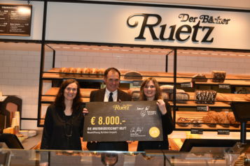 Bäckermeister Christian Ruetz überreichte die Spende an Elisabeth Lehmann (links) und Brigitte Winkler vom Verein Evita.