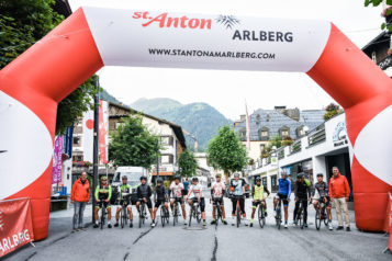 Eine hochkarätige Gruppe aus Rennrad-Profis und Amateuren ließ den Arlberg Giro trotz Absage hochleben.