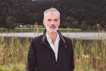 Der Südtiroler Schriftsteller Toni Bernhart hat eine Neufassung für die Passion geschrieben, nachdem der alte Text von Jakob Reimer fast 100 Jahre lang gespielt wurde.