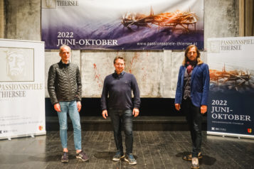 Die künstlische Leitung der Passionsspiele 2022 liegen in den Händen von Schriftsteller Toni Bernhart (links), Kapellmeister Josef Pirchmoser (mittig) und Regisseur Norbert Mladek.