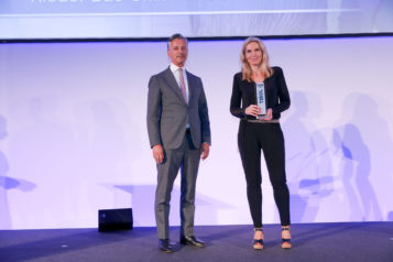 Verena Rieder durfte im Namen von RIEDERBAU den Award für das beste Familienunternehmen Tirols 2021 entgegennehmen (mit im Bild: Bankhaus Spängler-Vorstandssprecher Werner G. Zenz). 