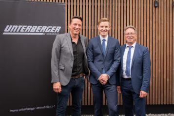 Auf dem Bild v.l.n.r.: Andreas Walter (Geschäftsführer HVW Architekten), Florian Unterberger (Geschäftsführer Unterberger Immobilien) und Bürgermeister Martin Krumschnabel.