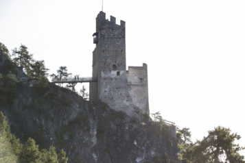 Östlich von Stanz trohnt die Burgruine Schrofenstein auf einem Felsvorsprung. 