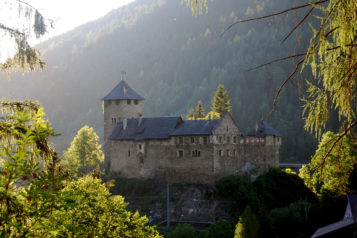 Das Schloss Wiesberg nahe Tobadill bildet den westlichsten Punkt des Rundwanderweges. 