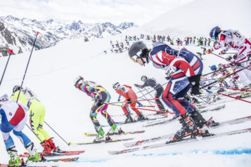 Per Massenstart stürzten sich die Athlet:innen in das legendäre Skirennen. 