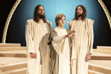 Die Hauptrolle wird gleich von drei Darstellern besetzt: Michael Juffinger (rechts), Christian Juffinger (links) und Leo Lamprecht stellen Jesus Christus in verschiedenen Lebensphasen dar.