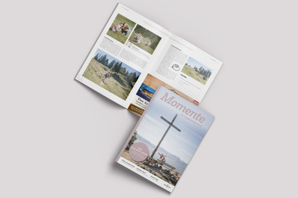 Ein Mockup eines Tourismusmagazins – einmal das Cover und einmal eine aufgeschlagene Seite
