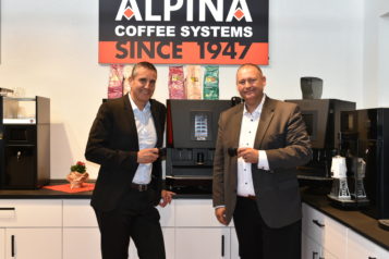 Die beiden Geschäftsführer Gerald Unterberger (l.) und Thomas Siedler (r.) zelebrierten das 75-jährige Bestehen von Österreichs einzigem Premium-Kaffeemaschinenhersteller, ALPINA COFFEE SYSTEMS. 
