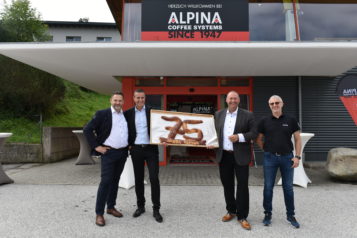 Freuten sich über 75 Jahre ALPINA COFFEE SYSTEMS: Mario Vitale (Country Manager & Head of Sales), Gerald Unterberger (Geschäftsführer), Thomas Siedler (Geschäftsführer) und Leo Embacher (Leitung Produktentwicklung).