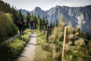 Eine Besonderheit des Ebbser Koasamarsch besteht darin, dass sich Wanderer und Trailrunner Seite an Seite um Bestzeiten bemühen. 