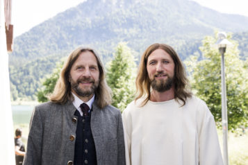 Auf dem Bild v.l.n.r.: Regisseur Norbert Mladek und Jesus-Darsteller sowie Obmann Michael Juffinger