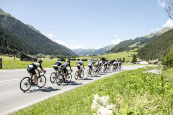 Neben ambitionierten HobbysportlerInnen nehmen auch Profis am ARLBERG Giro teil.