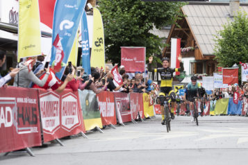 Auf den letzten Metern durch die Fußgängerzone konnte Stefan Kirchmair seine Kräfte für einen Sprint Richtung Ziellinie bündeln und somit erstmals den ARLBERG Giro als Sieger bezwingen.