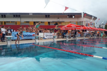 Rund 300 Kinder und Jugendliche waren beim Schwimmfest der Sportunion Kufstein dabei. 