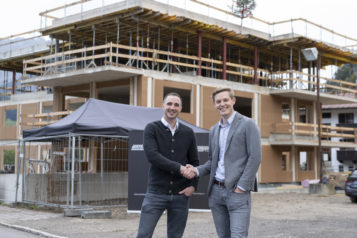 Architekt Maximilian Gruber (H2G Objektplanungs GmbH) freut sich gemeinsam mit Geschäftsführer Florian Unterberger (Unterberger Immobilien). 