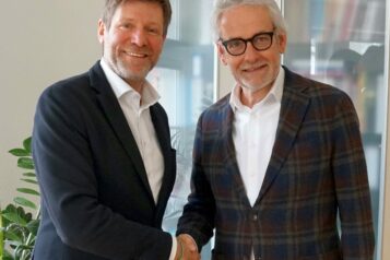 Freuen sich über die Zusammenarbeit: Peter Oberhauser und Gregor Stimpfl (Geschäftsführer Assiconsult).