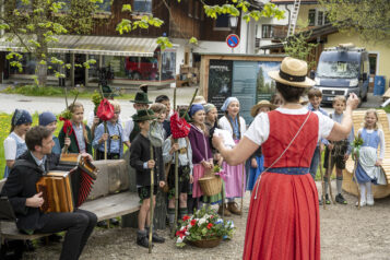 Unter der Leitung ihrer Lehrerin Frau Bommel sangen die Kinder volkstümliche Lieder aus Bayern und Tirol.