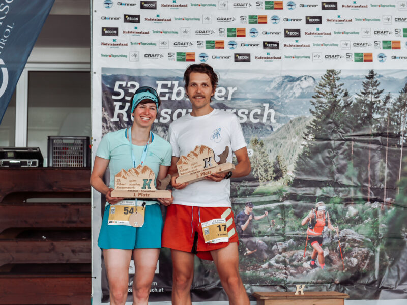 Die Sieger des KOASA-Marathon 2023, Yannick Gladow und Hannah Kirchhübel, bei der Preisverleihung