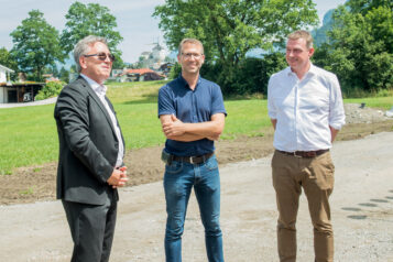 Der Kufsteiner Bürgermeister Martin Krumschnabel mit den beiden Bauherren Boris Arnold und Thomas Oberhuber (v.l.)
