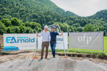 Die Bauherren Thomas Oberhuber (li.) und Boris Arnold freuen sich über den Baustart.