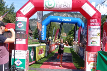 Sabrina Exenberger (AUT) vom Triathlonverein Kitzbühel ließ ihre Konkurentinnen hinter sich – und darf sich neue Tiroler Meisterin über die Olympische Distanz (Kurzdistanz) nennen.