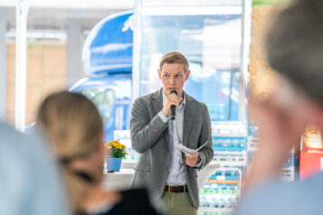 Florian Unterberger, geschäftsführender Gesellschafter der INN Immobilien GmbH, erzählte den Gästen mehr über das Kaiserreich-Kiefersfelden.