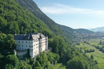 Jahrhunderte alt und doch mitten im digitalen Zeitalter angekommen: Am 24. März 2024 erwacht das Schloss Tratzberg aus seinem Winterschlaf und wartet mit einem vielfältigen Programm auf.