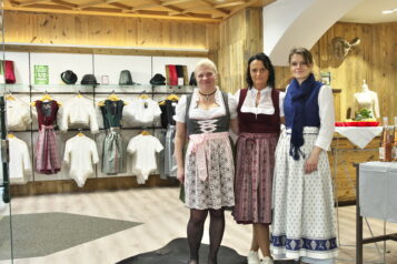 Das kompetente Team der Zillertaler Trachtenwelt in Bad Ischl freut sich, zahlreiche Kunden und Kundinnen aus der Region und darüber hinaus willkommen zu heißen.
