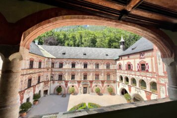 Blick in den prächtigen Innenhof von Schloss Tratzberg.
